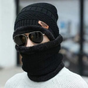 Lifestyle photo – model wearing beanie with neck warmer in winter
