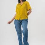 Lifestyle outfit with straight fit mid wash cargo jeans