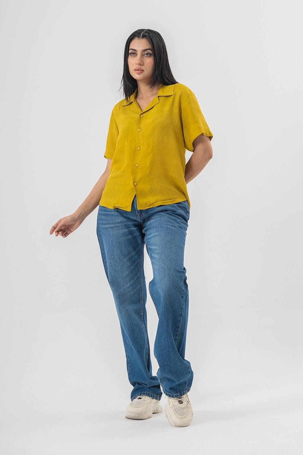 Lifestyle outfit with straight fit mid wash cargo jeans